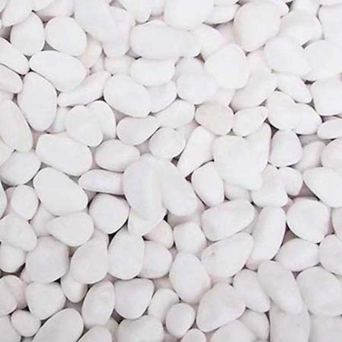 Prirodni beli kameni obluci prečnika 2–4 cm u pakovanju od 20 kg za uređenje bašte