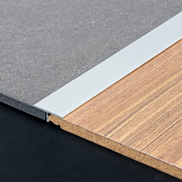 Slika ALU prelazna lajsna istog nivoa 20x8 mm T profil srebrna 2,7 m